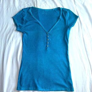 GUESS Women’s Perfect Henley V-Neck Turquoise Metal Buttons Size Medium
